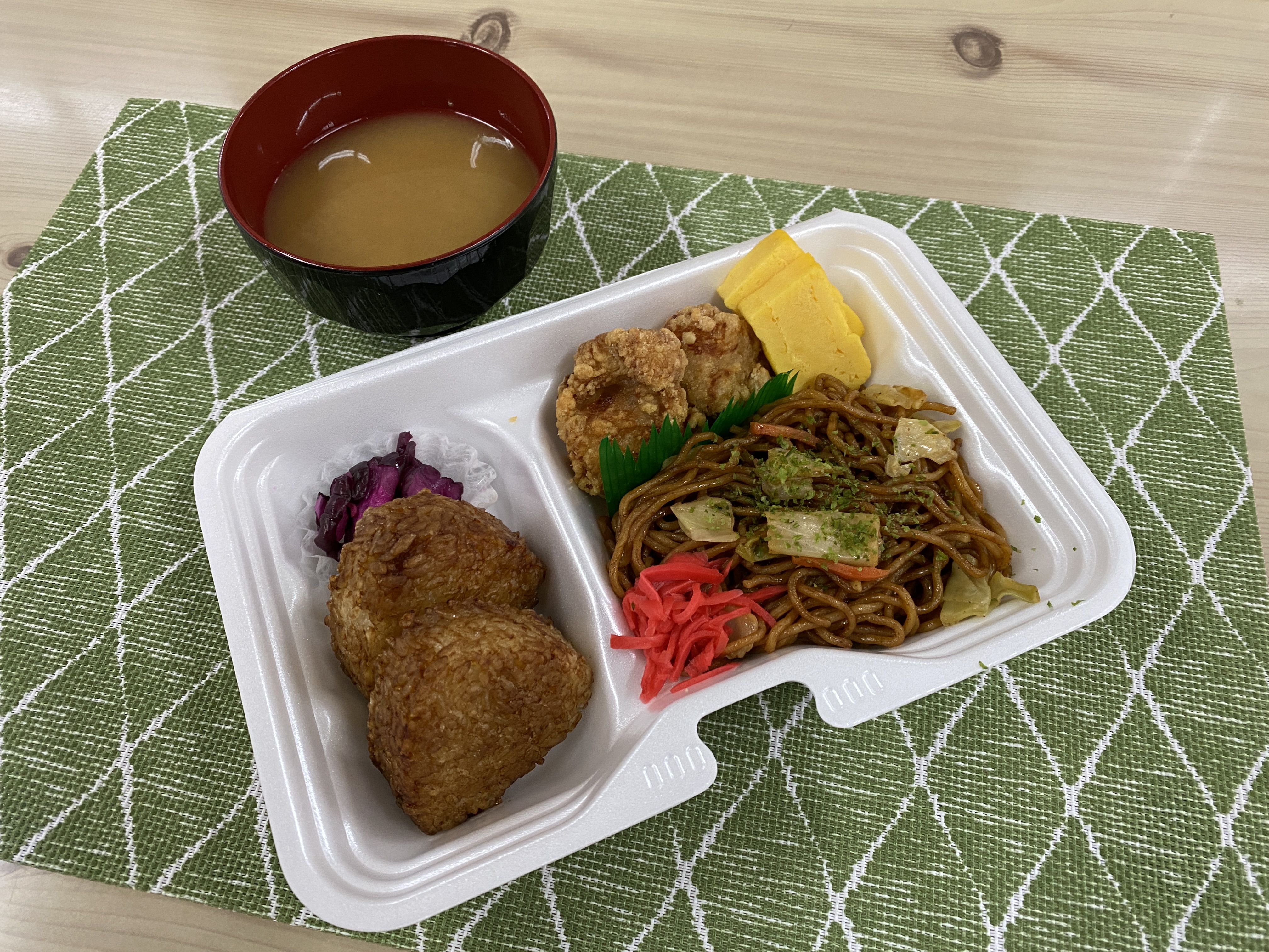 おにぎり焼きそば弁当